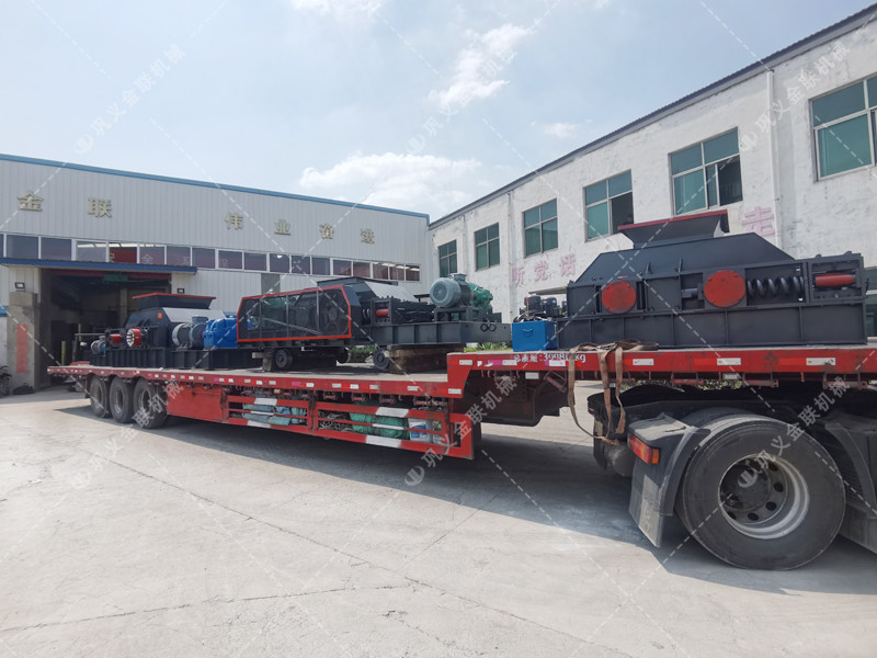 1200*1200雙齒輥破碎機,兩臺900*900軌道移動雙齒輥破碎機發(fā)往云南