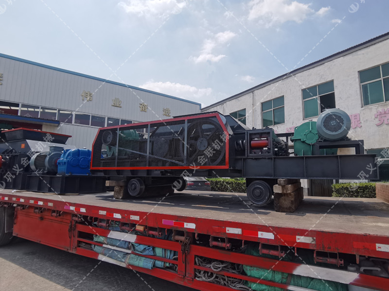 1200*1200雙齒輥破碎機,兩臺900*900軌道移動雙齒輥破碎機發(fā)往云南