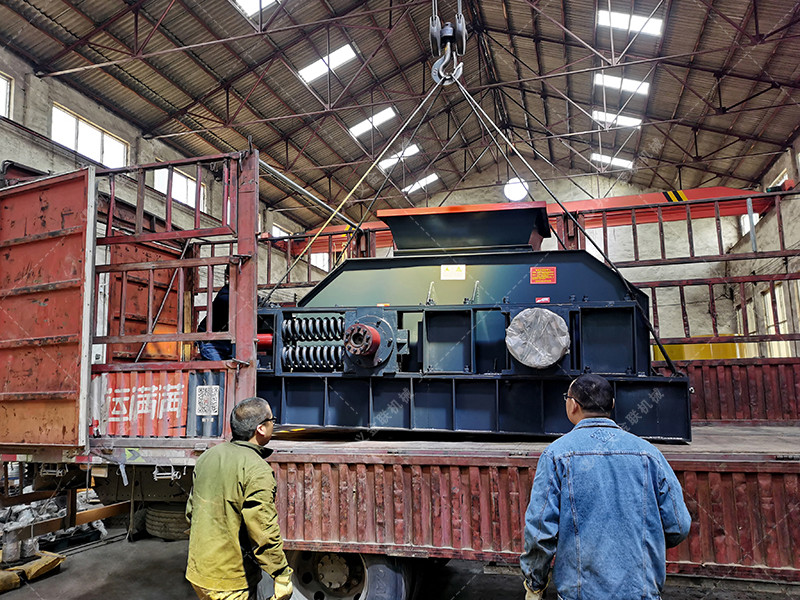 大型對(duì)輥制砂機(jī) 1208型制砂機(jī)發(fā)往內(nèi)蒙古