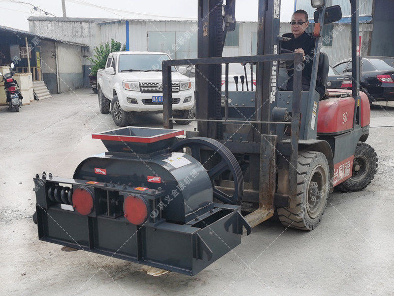 2PG400*250小型對輥破碎機發(fā)往江蘇連云港破水渣