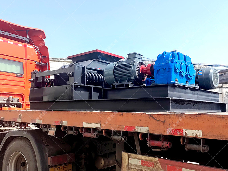 中型600x750直聯(lián)雙齒輥破碎機發(fā)貨 發(fā)往廣東